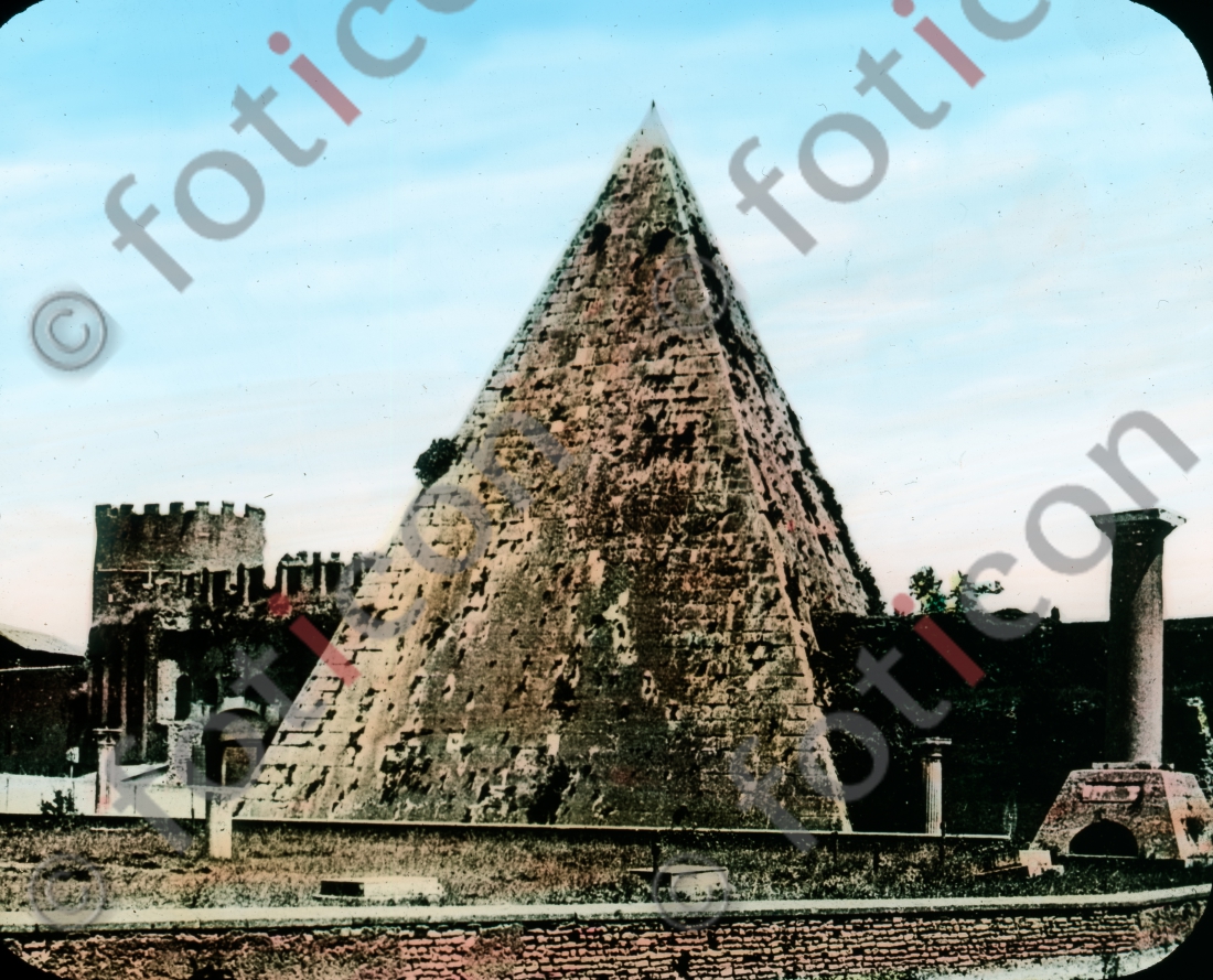 Pyramide des Caius Cestius | Pyramid of Caius Cestius - Foto foticon-simon-107-004.jpg | foticon.de - Bilddatenbank für Motive aus Geschichte und Kultur
